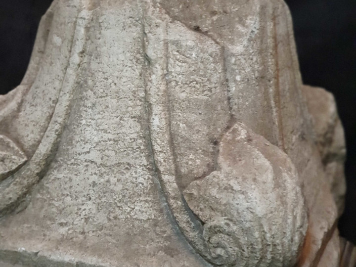 Capitello in pietra - Antichità Ioviero