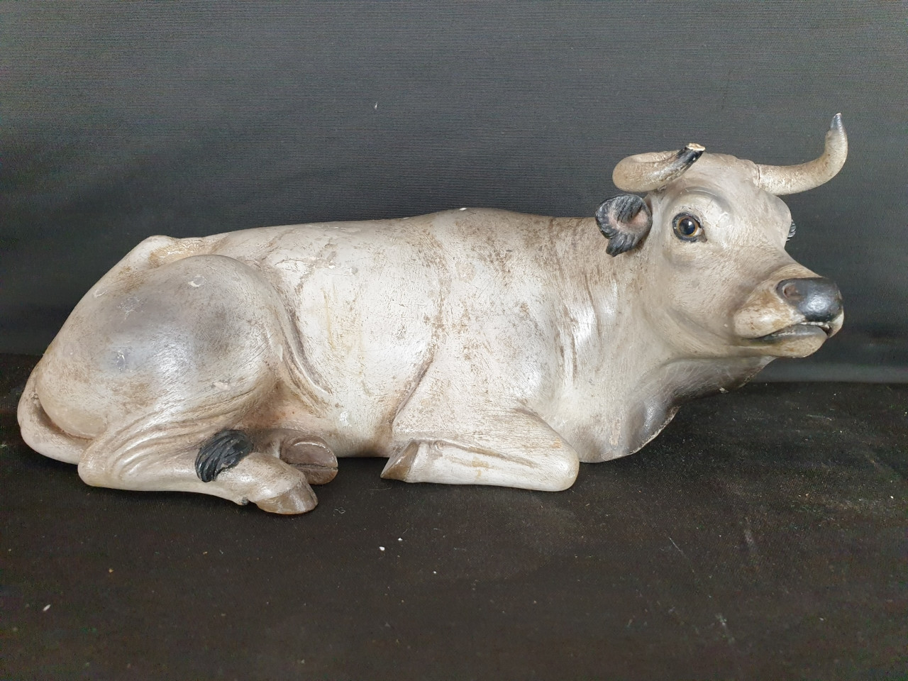 mucca accucciata in legno da presepe napoletano - Antichità Ioviero