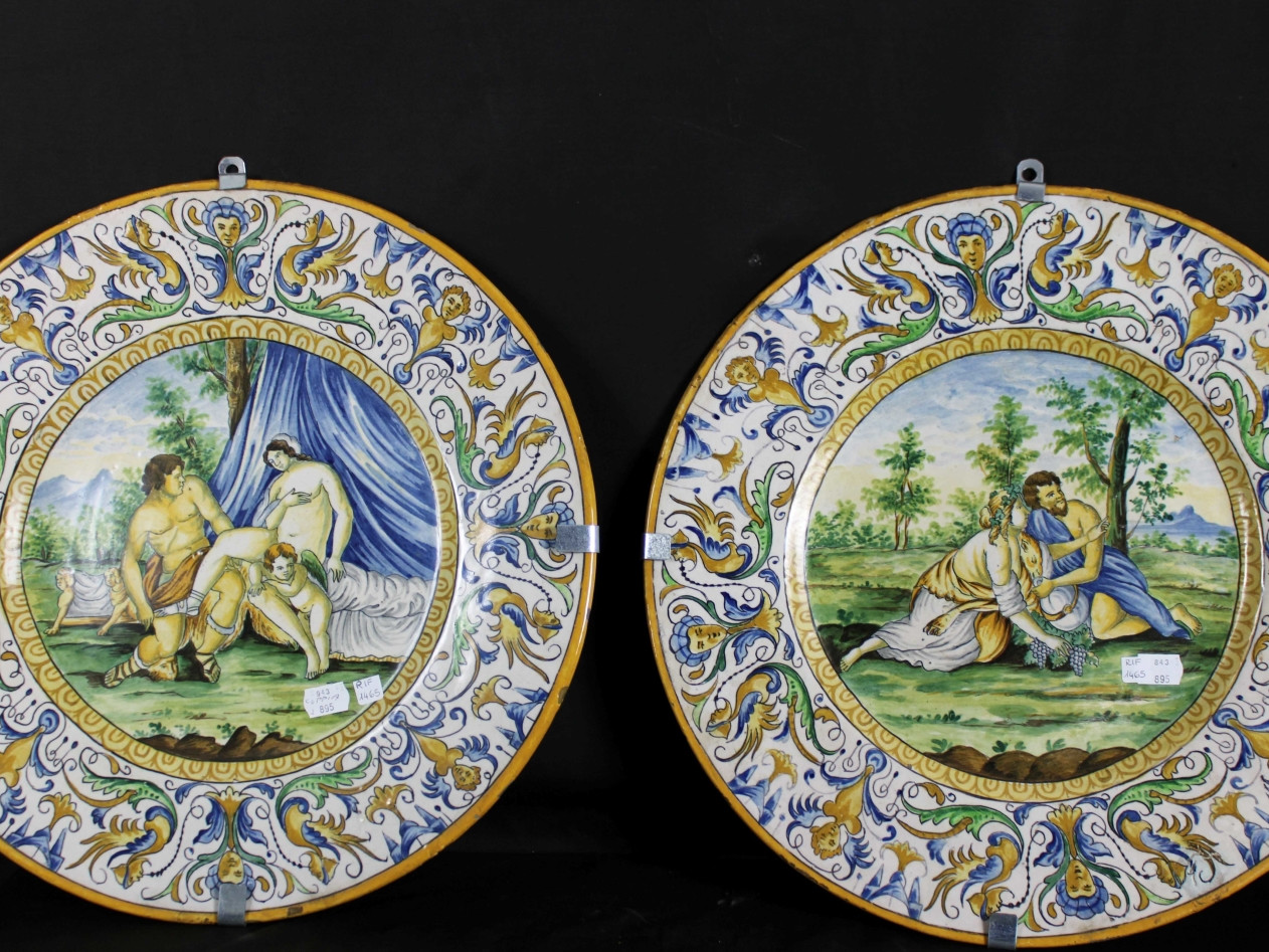 Coppia di piatti in maiolica -Antichità Ioviero